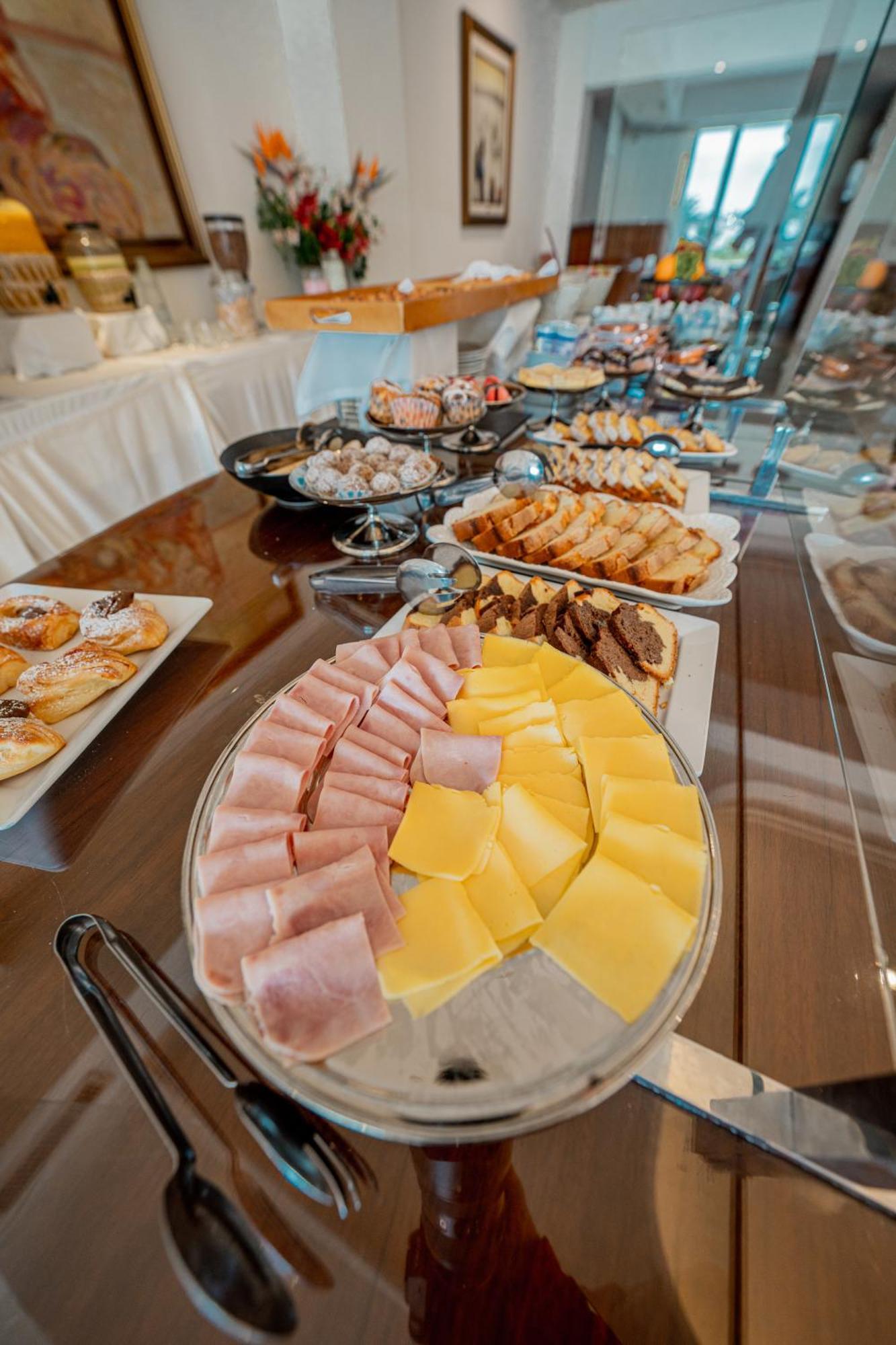 Hotel Iruna Мар дел Плата Екстериор снимка
